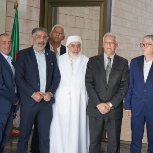 عميد جامع الجزائر يستقبل وفدا من الحركة الديناميكية للجزائريين بفرنسا