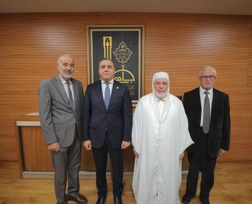 وعن الآفاق المستقبليّة، شدّد الشّيخ القاسميّ على سعي جامع الجزائر لتمتين جسور التّعاون مع الحواضر العلميّة الكبرى، وفي مقدّمتها #الأزهر_الشّريف، لتبادل الخبرات وتنسيق الجهود في نشر قيم الوسطيّة. وأشار إلى أنّ هذا التّوجّه يأتي استكمالاً لمسار الاتّفاقيّات المبرمة مع مؤسّسات عريقة مثل #جامعة_الزّيتونة بتونس، و #الجامعة_الإسلاميّة_العالميّة بماليزيا.