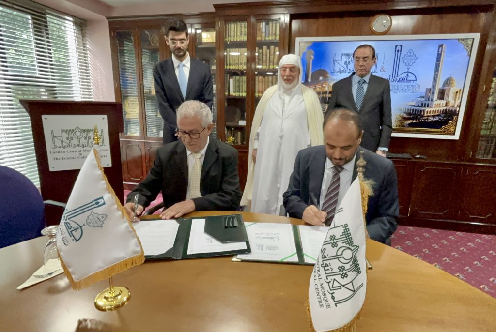 بإشراف الشّيخ محمّد المأمون القاسميّ الحسنيّ، عميد جامع الجزائر، يشهد مقرّ المركز الثّقافيّ الإسلاميّ في لندن، في هذه الأثناء، مراسم توقيعَ مذكّرة تفاهم وتعاون مع المركز الثّقافيّ لجامع الجزائر.