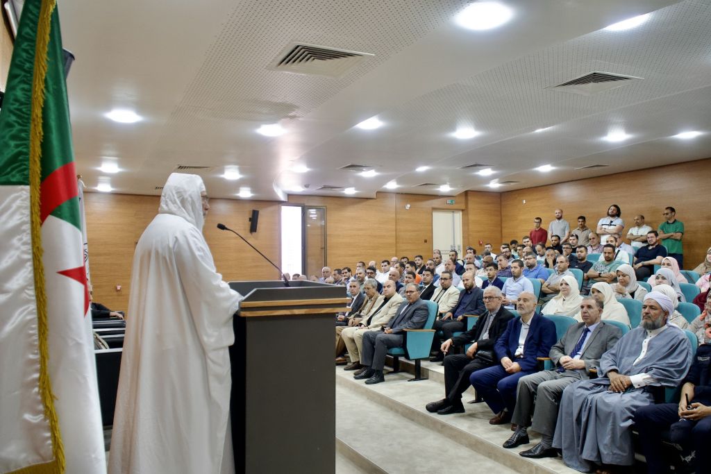بمناسبة عيد الأضحى المبارك، أشرف السيّد عميد جامع الجزائر، بمقرّ العمادة، على لقاء معايدة، جمع إطارات الجامع ومستخدميه، في أجواء طبعتها معاني الوفاء والانتماء، وروح المسؤولية المشتركة في خدمة هذا الصرح الدينيّ والحضاريّ الوطنيّ.