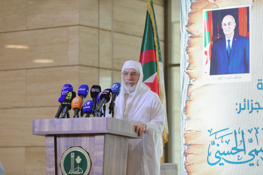 فيسرّني أن ألتقي بكم في رحاب جامع الجزائر، في هذه الندوة العلميّة المباركة، الّتي تتناول موضوعا تتقاطع عنده الذاكرة بالهُوّيّة، والعلم بالحضارة، والأمانة التاريخية بالمسؤولية الوطنية؛ ألا وهو: