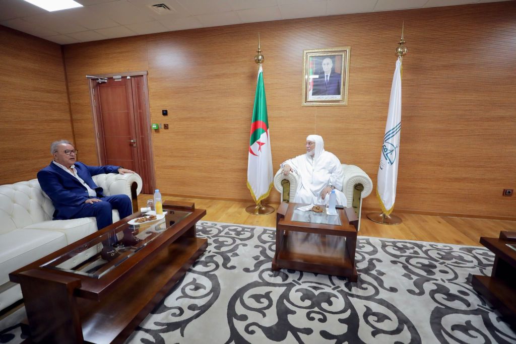 استقبل وزير الدولة، عميد جامع الجزائر، السيّد محمّد المأمون القاسميّ الحسنيّ، اليوم الخميس 21 ربيع الأوّل 1448هـ، الموافق 03 سبتمبر 2026م، بمقرّ العمادة، رئيس المجلس الوطنيّ للبحث العلميّ والتّكنولوجيات، الأستاذ الدكتور مصطفى ياحي.
