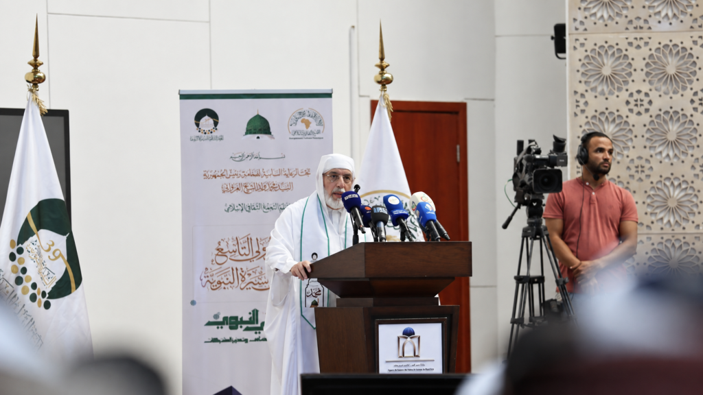أكد الشّيخ محمّد المأمون القاسميّ الحسنيّ، وزير الدولة، #عميد_جامع_الجزائر، أنّ إدارة الاختلاف لا تعني إلغاءه، ولا تقتضي التفريط في حق أو التنازل عن سيادة أو إهدار مصلحة مشروعة، وإنّما تستوجب إتاحة المجال للحوار، وإعمال الحكمة، وفتح أبواب الصلح، مع صيانة الحقوق من الظلم والمصالح من العدوان.